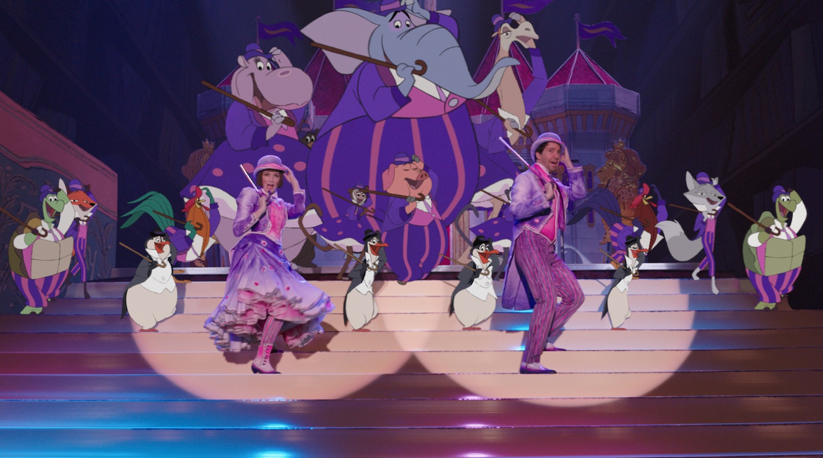歌舞大秀表現得可圈可點，艾蜜莉演出自己的風格，導演在懷舊與創新間找到不錯的平衡。（迪士尼提供）