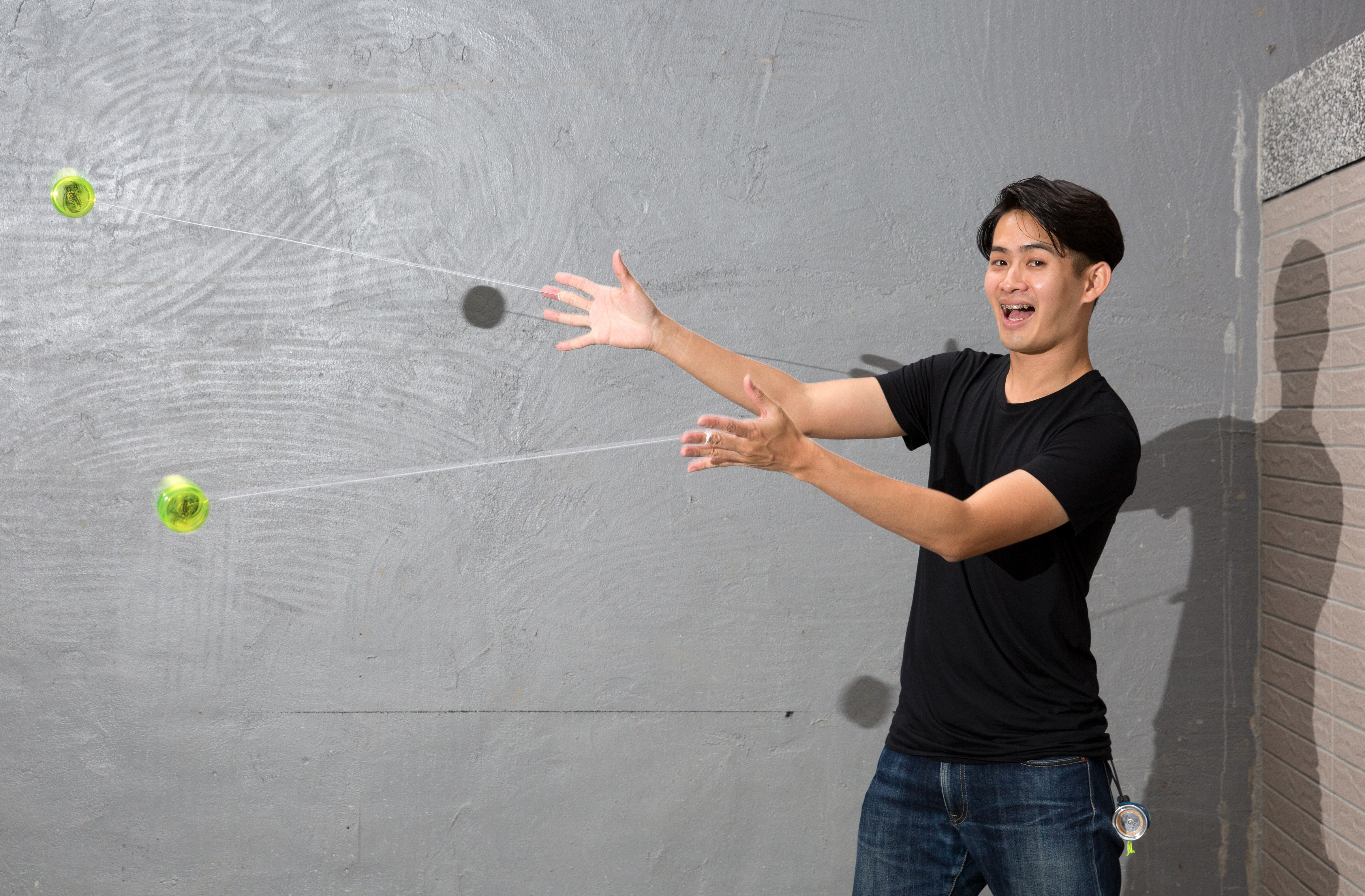 楊元慶隨時隨地都在玩溜溜球，他為我們重現舊照裡的招式。