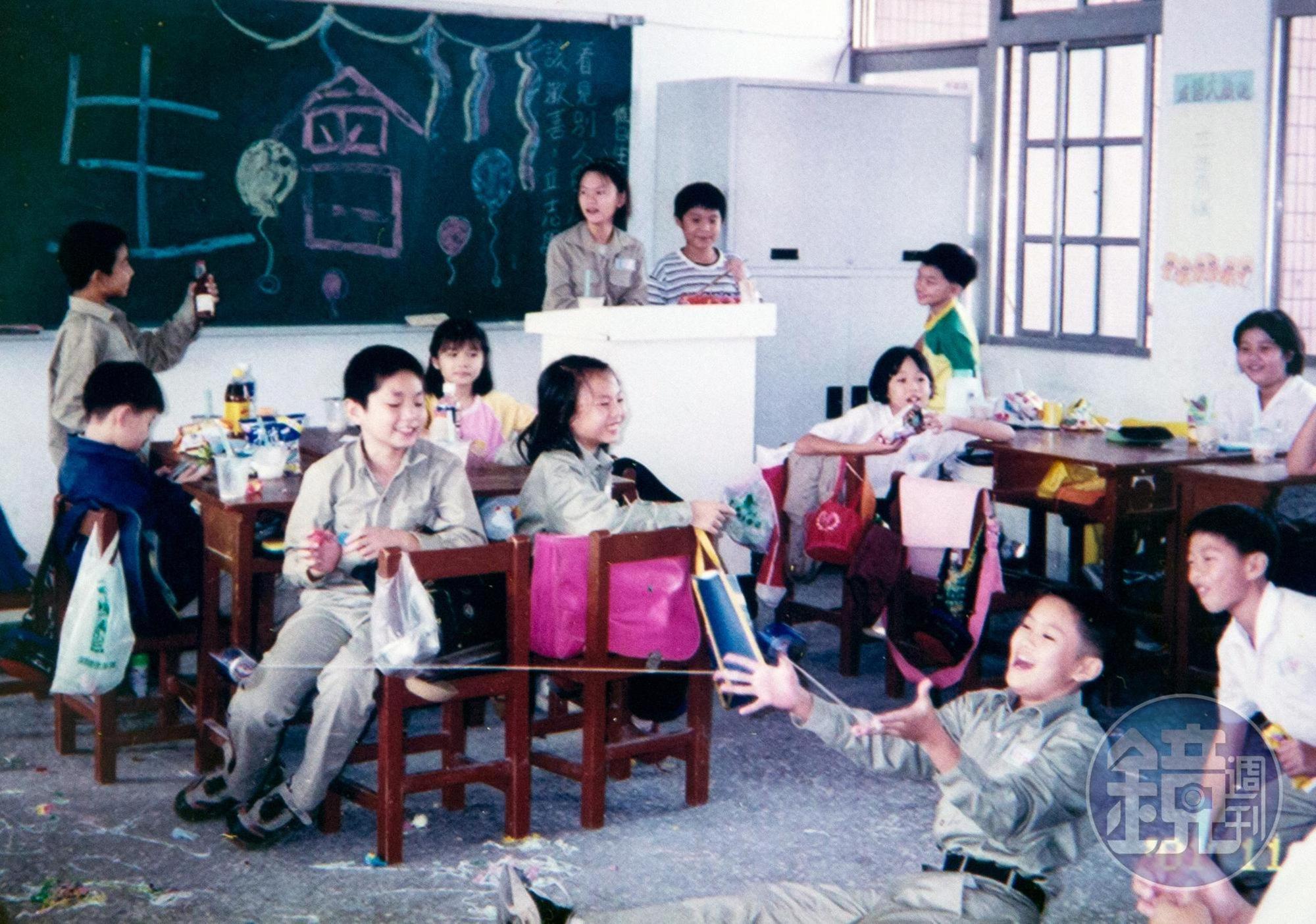 楊元慶回母校演講時，小學老師把這張他當時在班上表演的照片交給他，他看到照片中的自己，十分激動。（楊元慶提供）