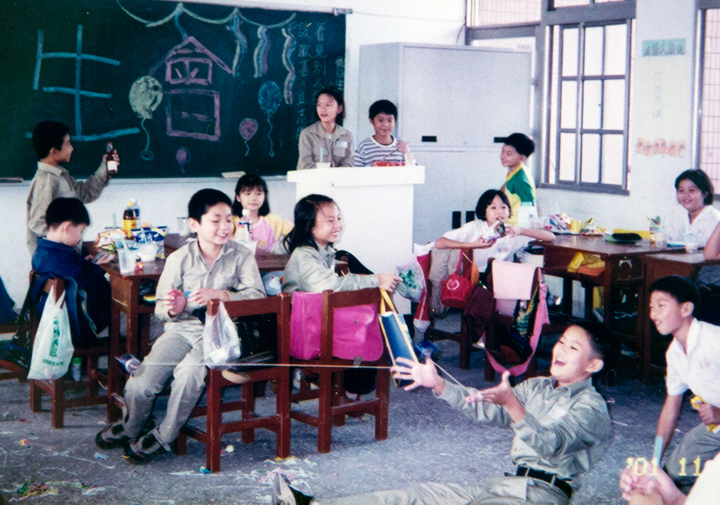 楊元慶回母校演講時，小學老師把這張他當時在班上表演的照片交給他，他看到照片中的自己，十分激動。（楊元慶提供）