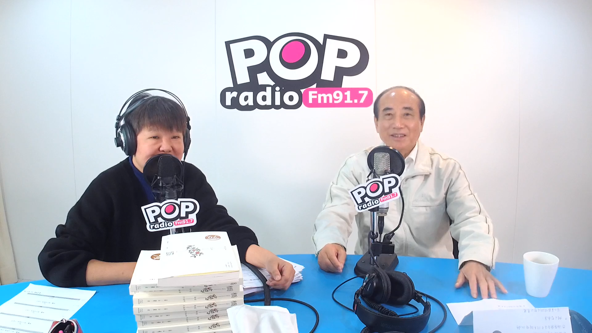 立法院前院長王金平（右）今接受《POP搶先報》主持人黃光芹（左）專訪。（翻攝POP Radio YouTube頻道）