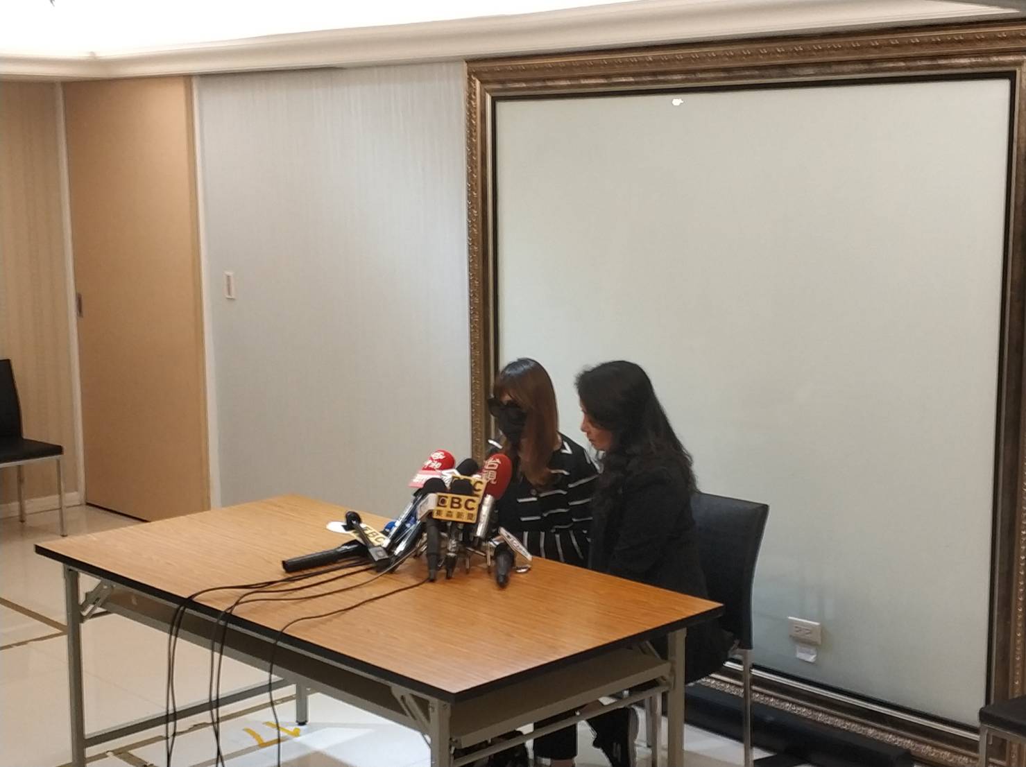 女童生母召開記者會，痛批生父是魔鬼。