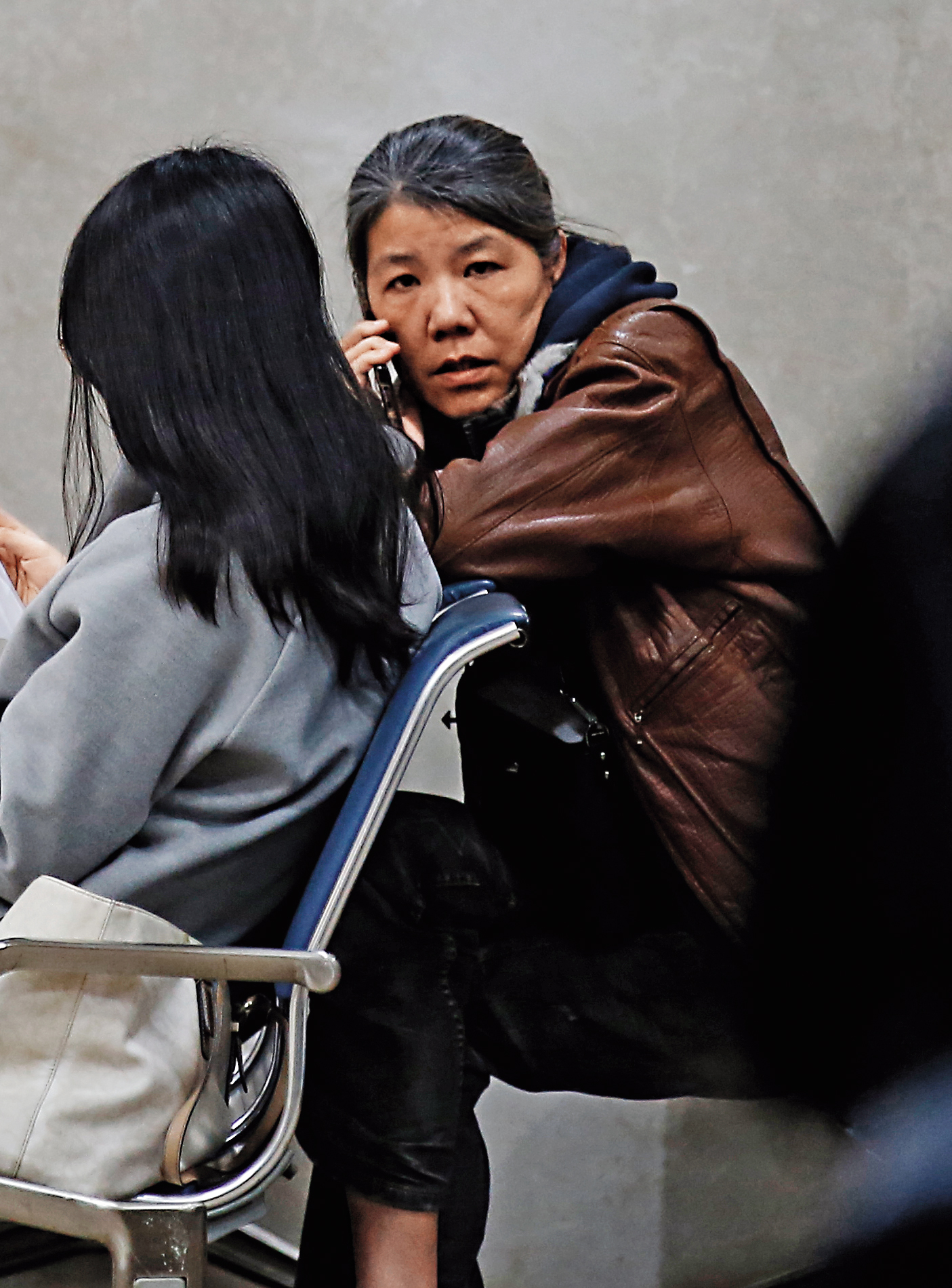 謝嘉入的姊姊謝美嬌不但是聯光通大股東，也兼任謝嘉入的帳房，檢調正清查這對姊弟的資金往來。