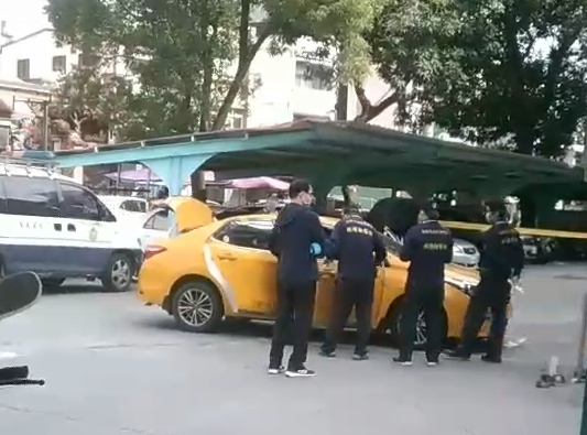 高雄橋頭發生小黃司機身中4槍倒臥血泊，計程車則是在2公里外糖廠附近被尋獲。（警方提供）