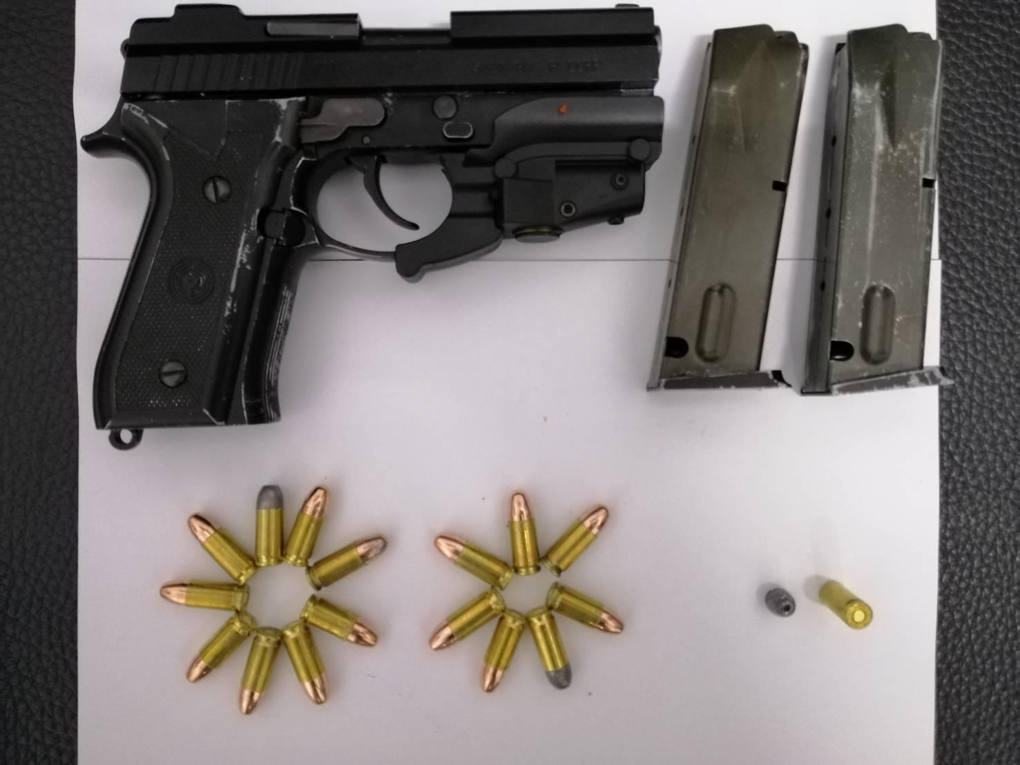 羅嫌交出使用的制式槍枝，警方正擴大追查來源。（警方提供）