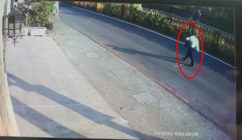 警方掌握羅嫌槍擊司機後,開走計程車到2公里外糖廠附近棄車逃逸畫面。(警方提供)