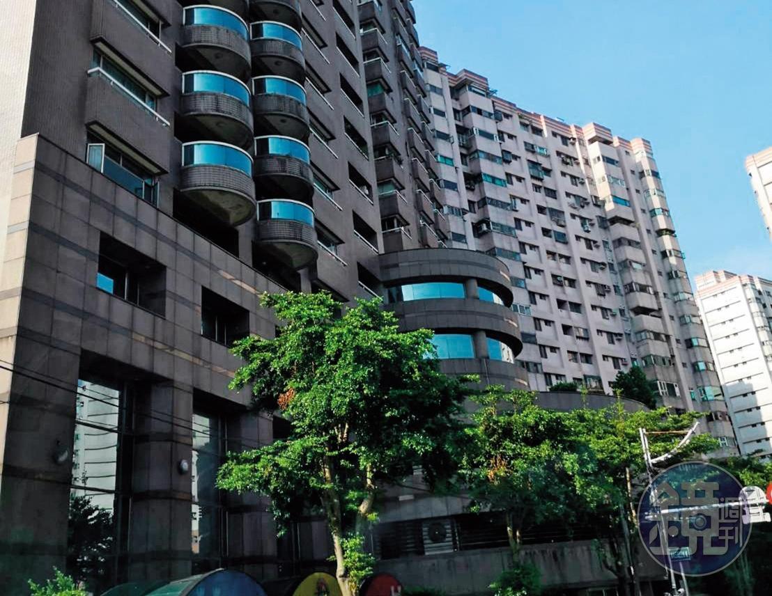 謝嘉入能言善道，極有女人緣，前妻和女友都長得漂亮，且住在基隆豪華社區的樓上與樓下，形同鄰居。