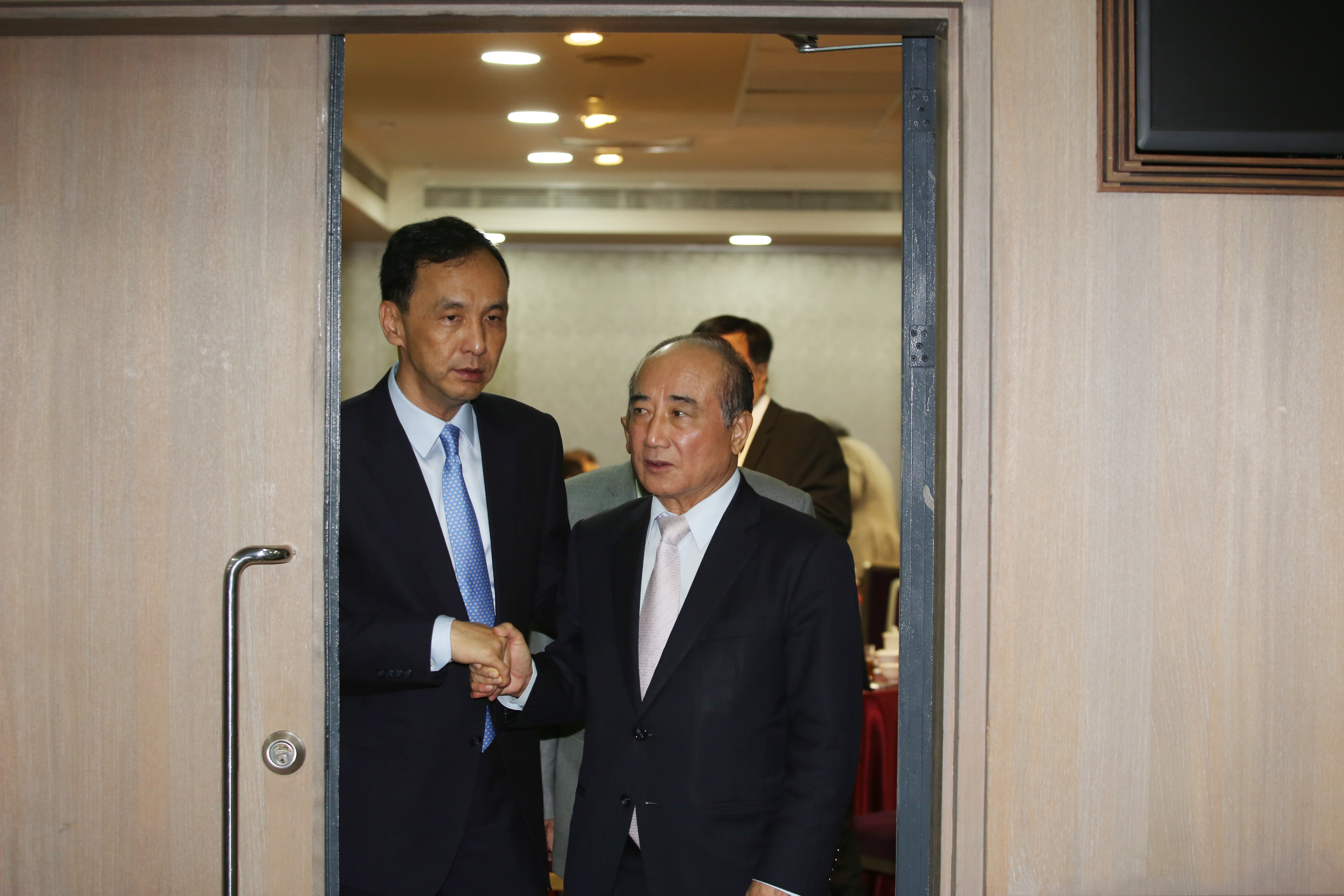 王金平透露2015年國民黨內決定換柱時，朱立倫曾邀他接受徵召擔任總統候選人。