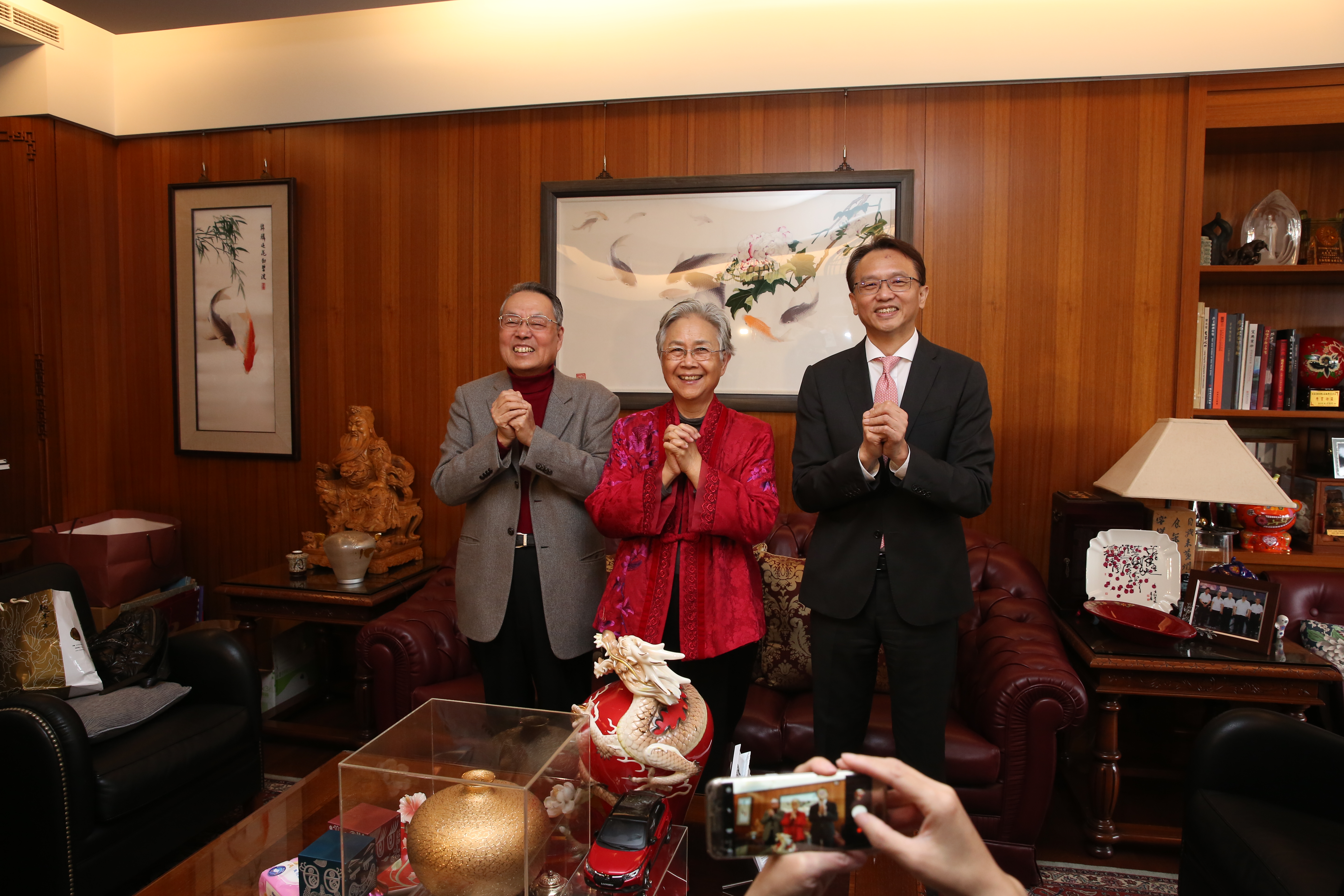 宏碁董事長暨執行長陳俊聖（右）今日前往創辦人施振榮（左）家中拜年。