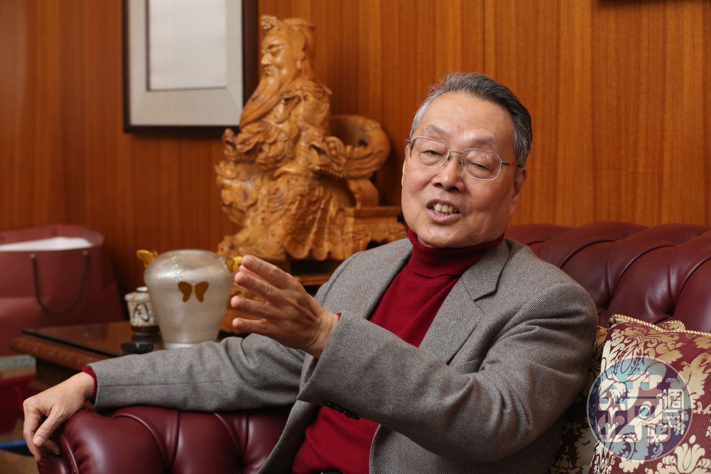 宏碁創辦人施振榮在家中迎接董事長陳俊聖來拜年。