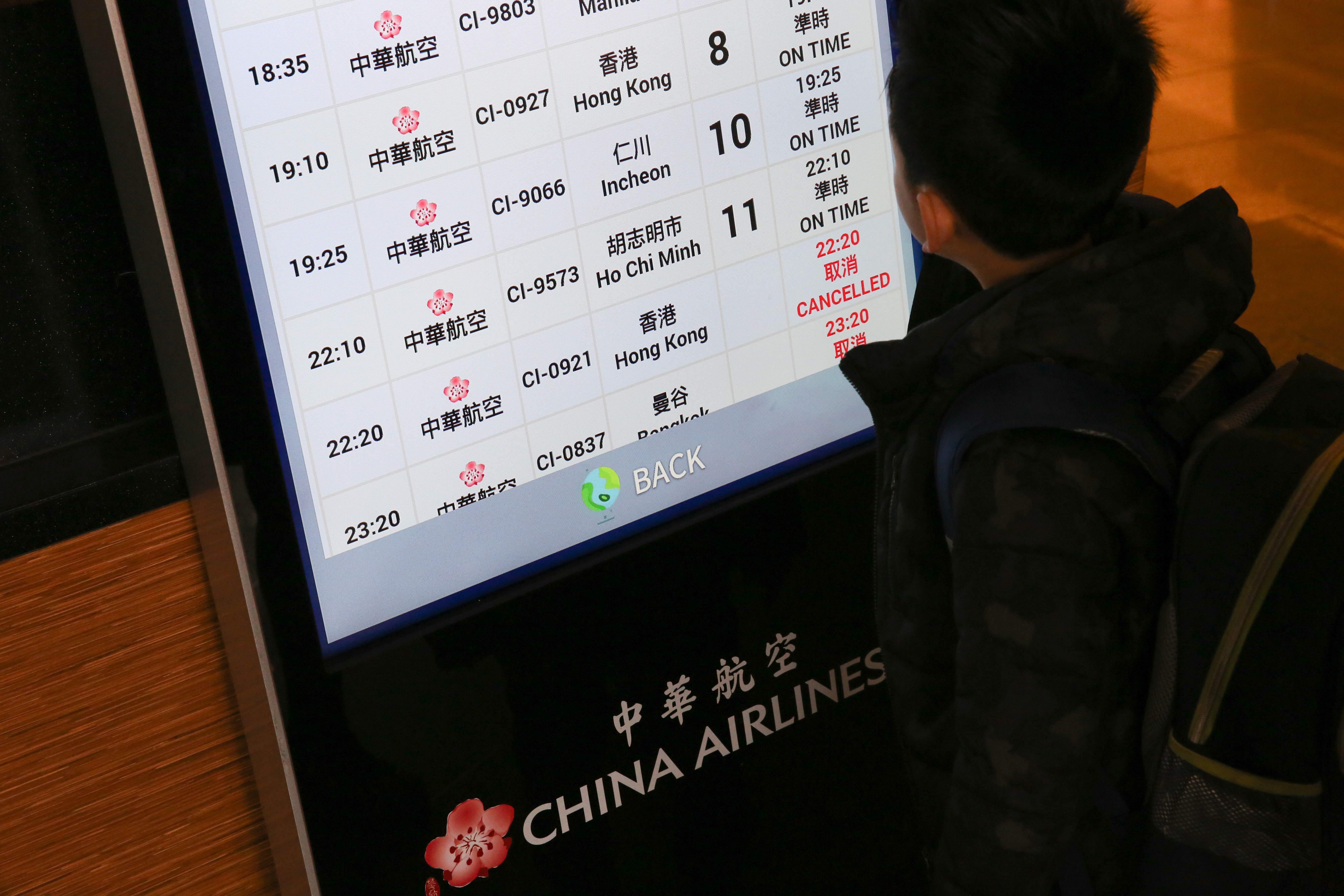 華航承諾賠償滯留旅客在食宿、交通上的方案，散客補償以不超過250美元為限。