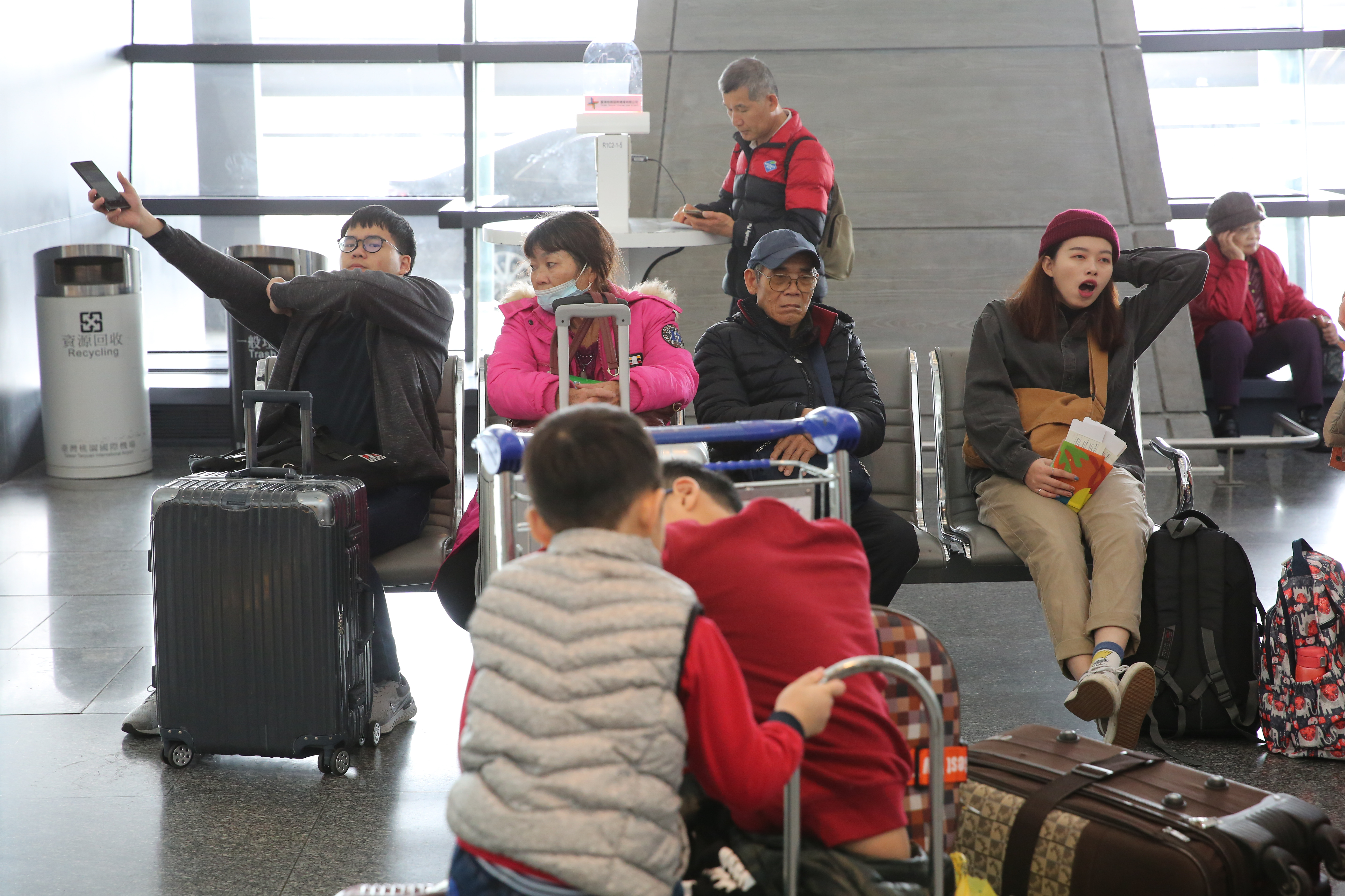 旅客受華航罷工影響，食宿、交通額外多了一筆支出。