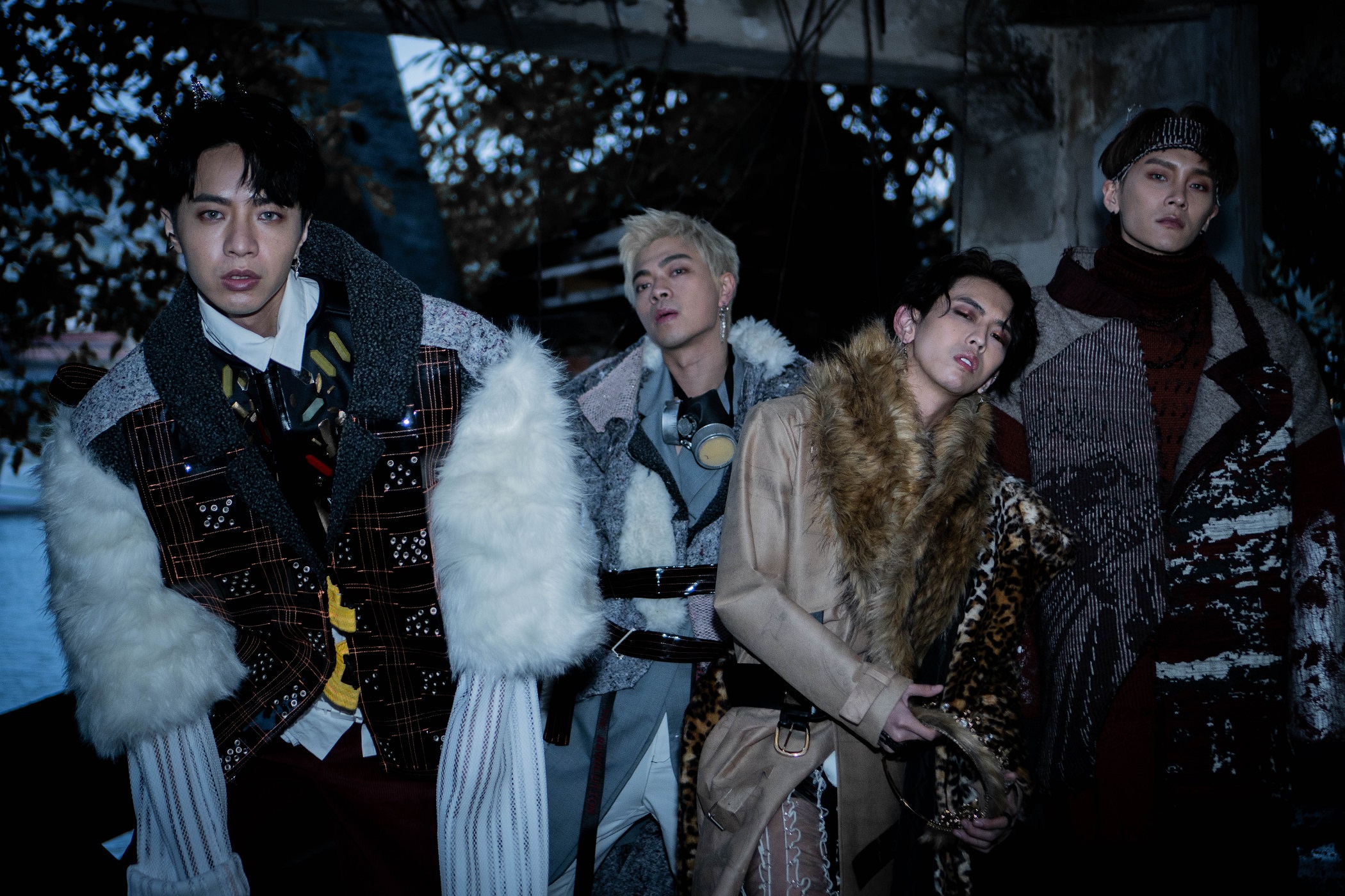 男團泰坦Titan將推出第二張EP《Got Ya Back》，穿著重達5公斤的造型打造末日LOOK。（本勢娛樂提供）