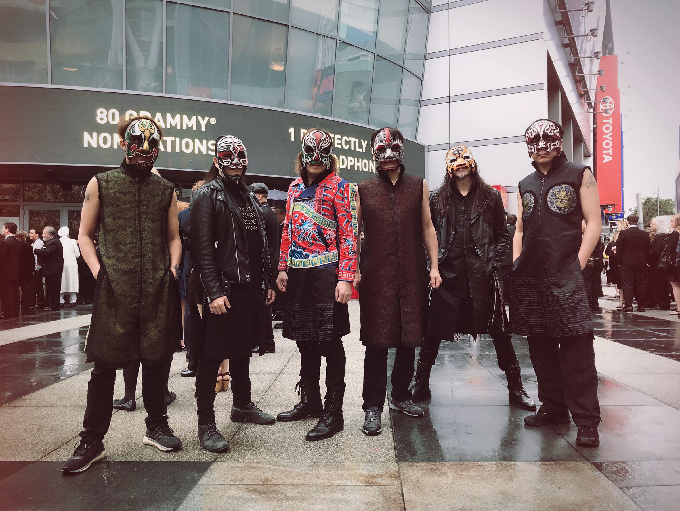 董事長戴著面具現身典禮，也成為另一個現場注目的焦點。（獨一無二娛樂提供）