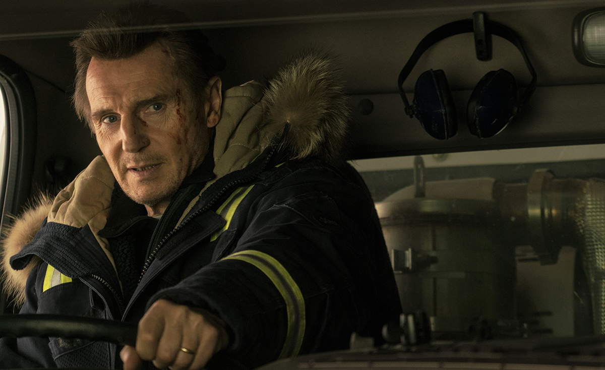 連恩尼遜在《酷寒殺手》依然是他最受歡迎的復仇老爸戲路，但在冒出歧視風波後，讓影迷都傻眼。（海樂影業提供）