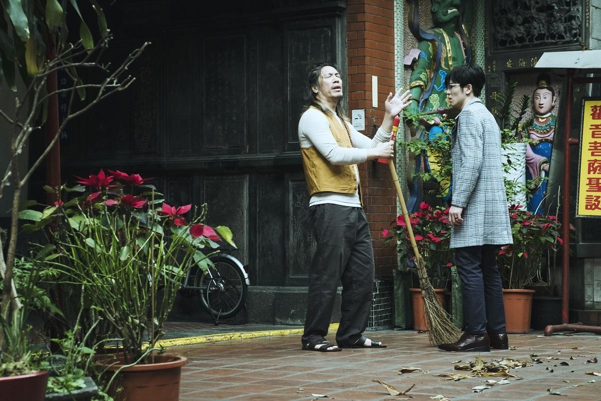 朱約信（左）飾演的「虛空」，在《魂囚西門》中與男主角蕭敬騰有大量對手戲。（公視提供）