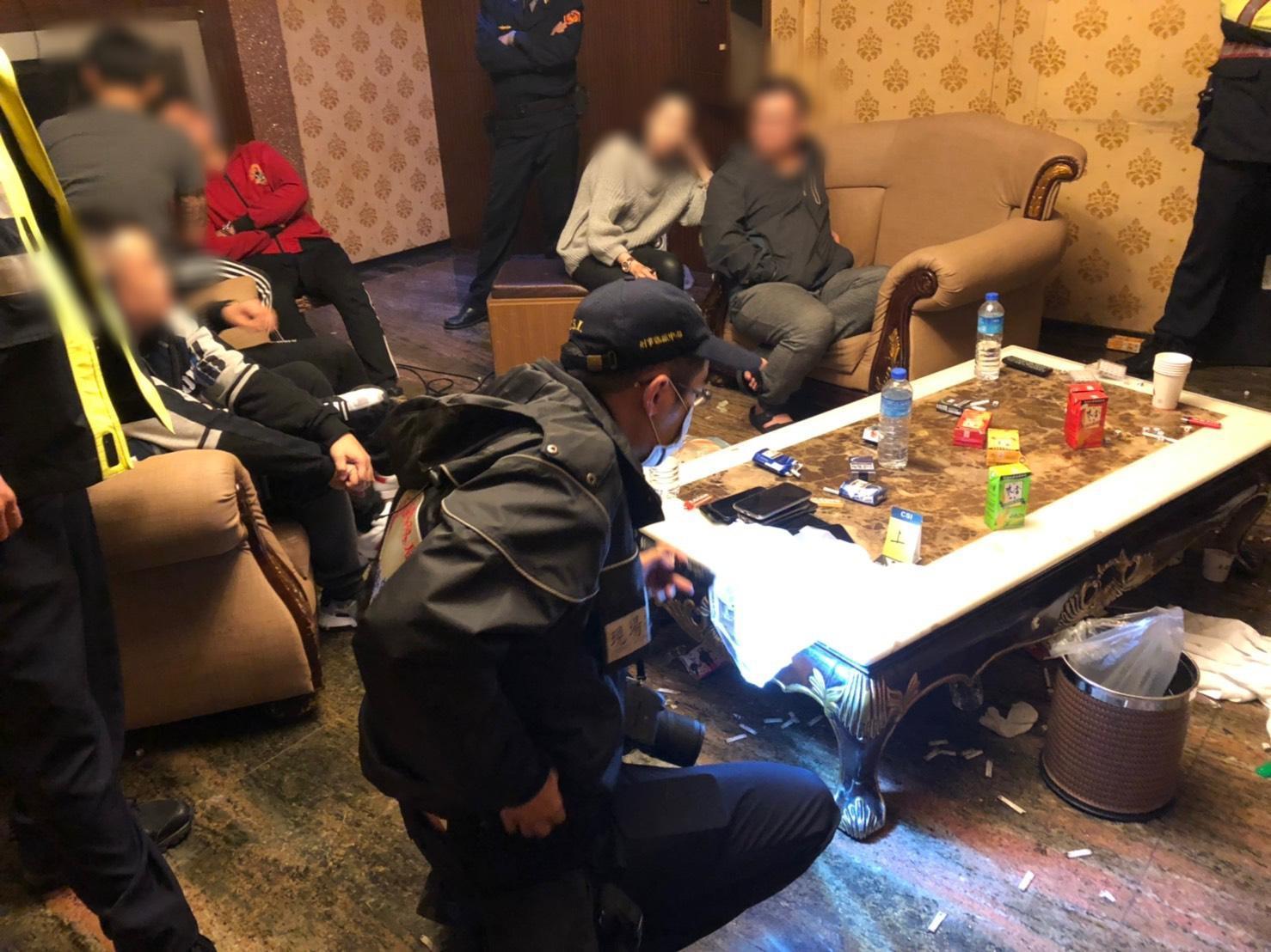 警方進入摩鐵房間後，發現7男3女開毒趴。（翻攝畫面）