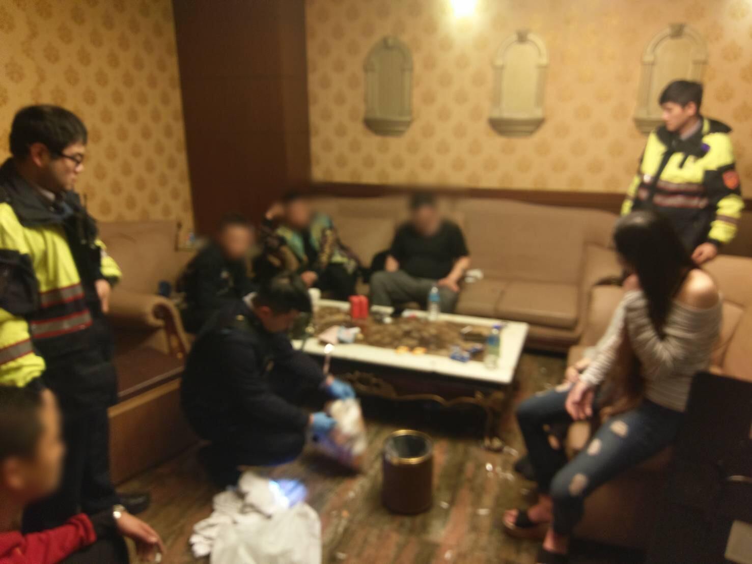 警方在摩鐵裡發現許多毒品。（翻攝畫面）