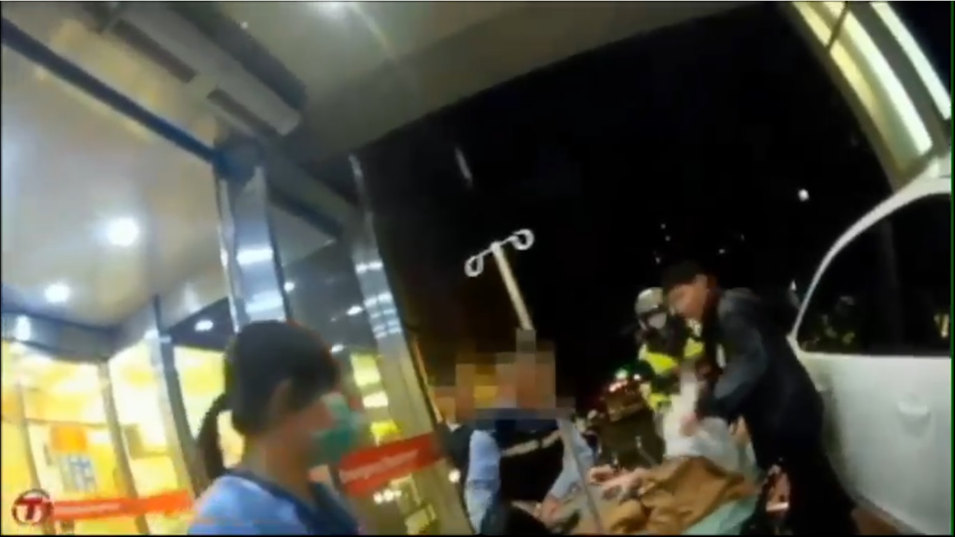 妻子即將生產，男子連闖紅燈，所幸遇上警方開道。（翻攝畫面）