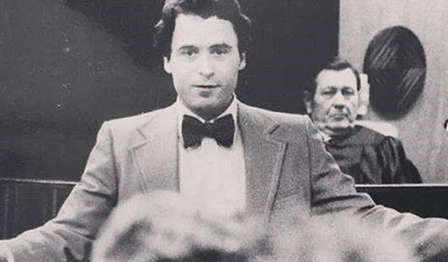 在法庭上拒絕認罪協商後，泰德開始擔任自己的辯護律師。（翻攝自Extremely Wicked, Shockingly Evil and Vile臉書）