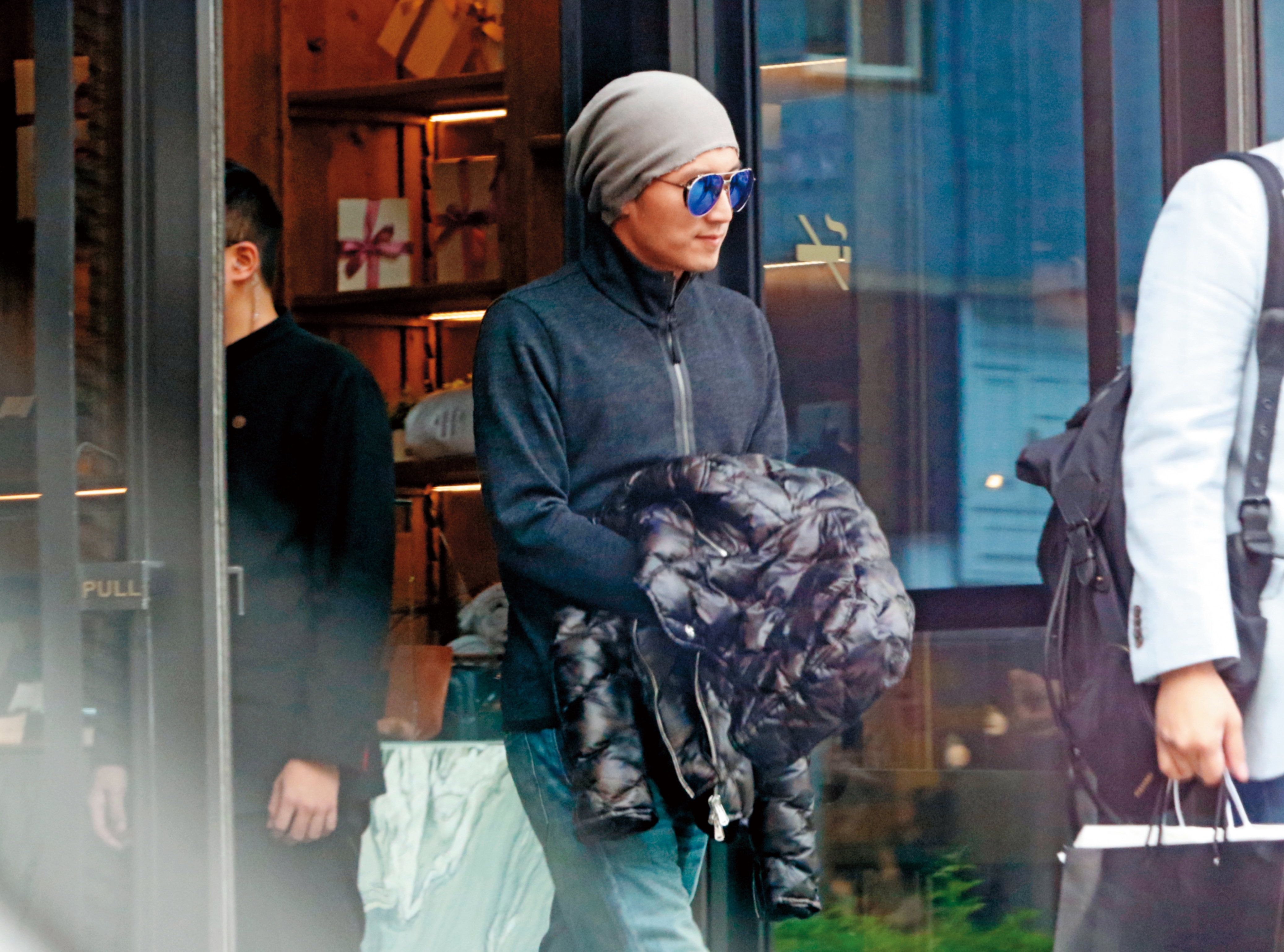 1月30日，14：37，謝霆鋒步出賦樂旅居，疑因天氣熱，他把身上羽絨大衣脫下，並搭上賓利離開。