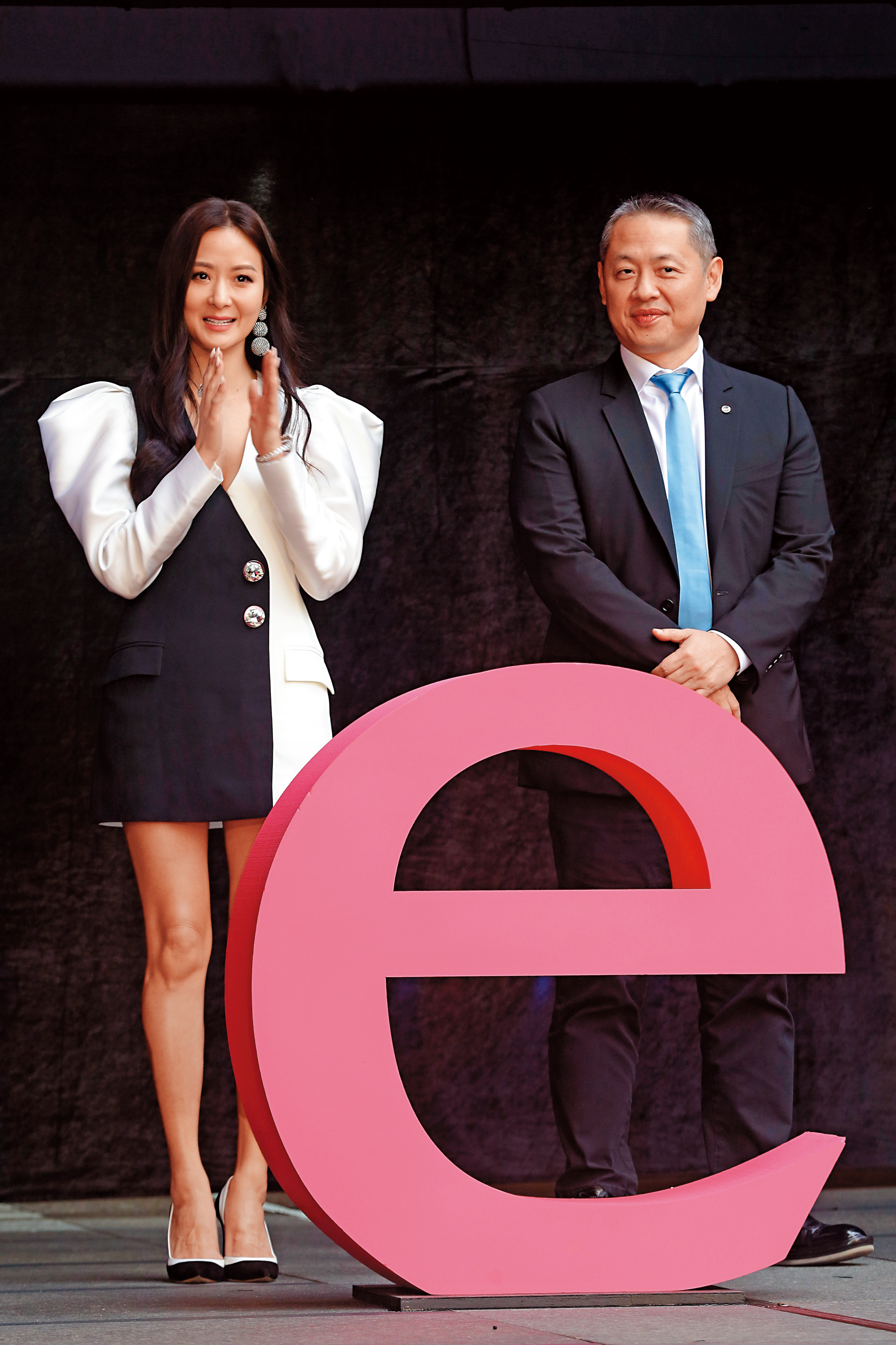 微風董事長廖鎮漢（右）近年動作頻頻，日前旗下南山微風開幕，更被業界喻為「最強美食百貨」。左為孫芸芸。