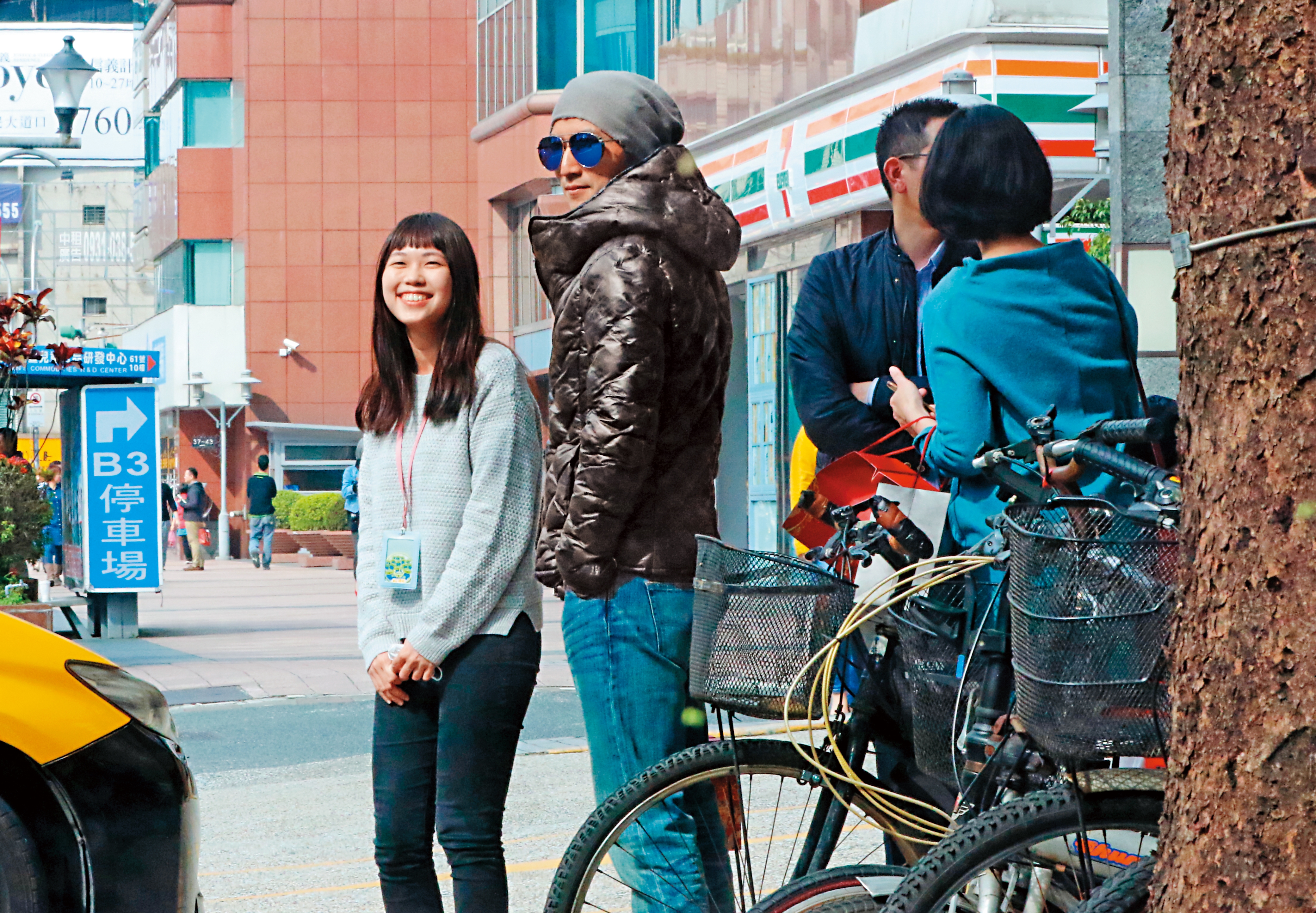 1月30日，13：20，謝霆鋒（左2）跟旁人有說有笑，戴墨鏡也遮不住明星光彩，之後上計程車離開。