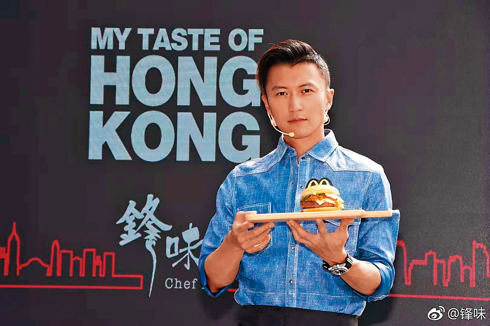 謝霆鋒（左）近年成新一代食神，下廚時模樣帥氣，成為網路話題。（翻攝自謝霆鋒微博）