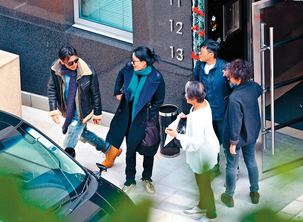 謝霆鋒（左一）和王菲（左二）復合後，兩人感情穩定，常被拍到結伴外出。（東方IC）