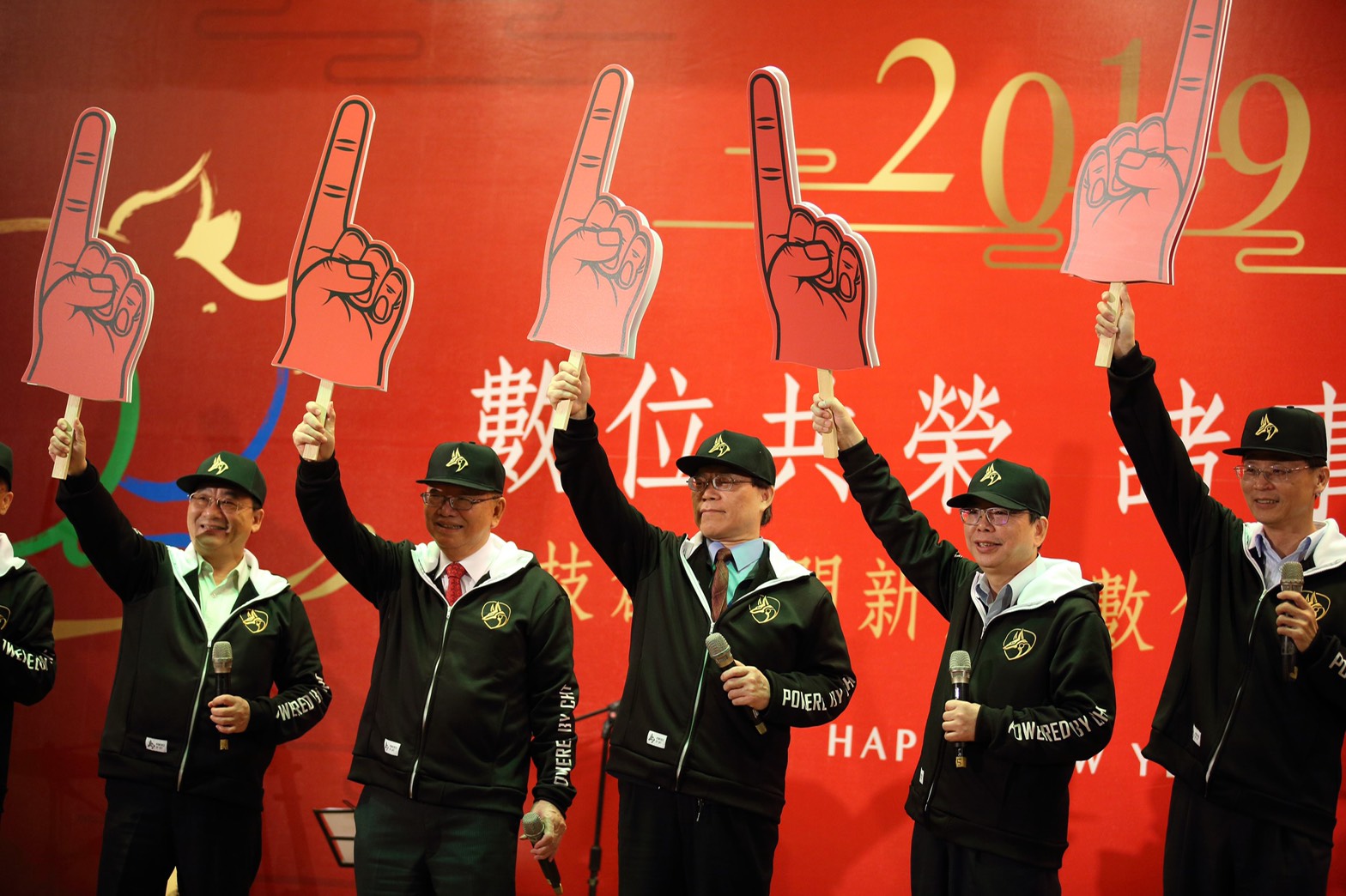 國內電信龍頭中華電信董事長鄭優拿著麥克風，率領總經理謝繼茂在內的高階主管，在年終尾牙宴上，開心的高唱伍佰的「世界第一等」。