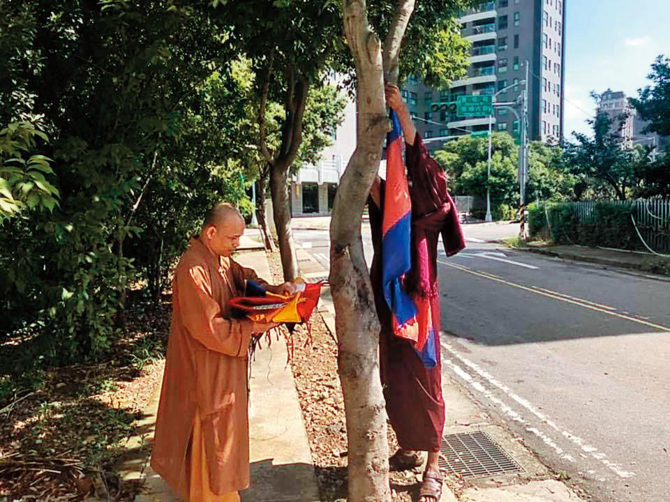 釋精良有時會在路邊幫人祈福。(翻攝自臉書)