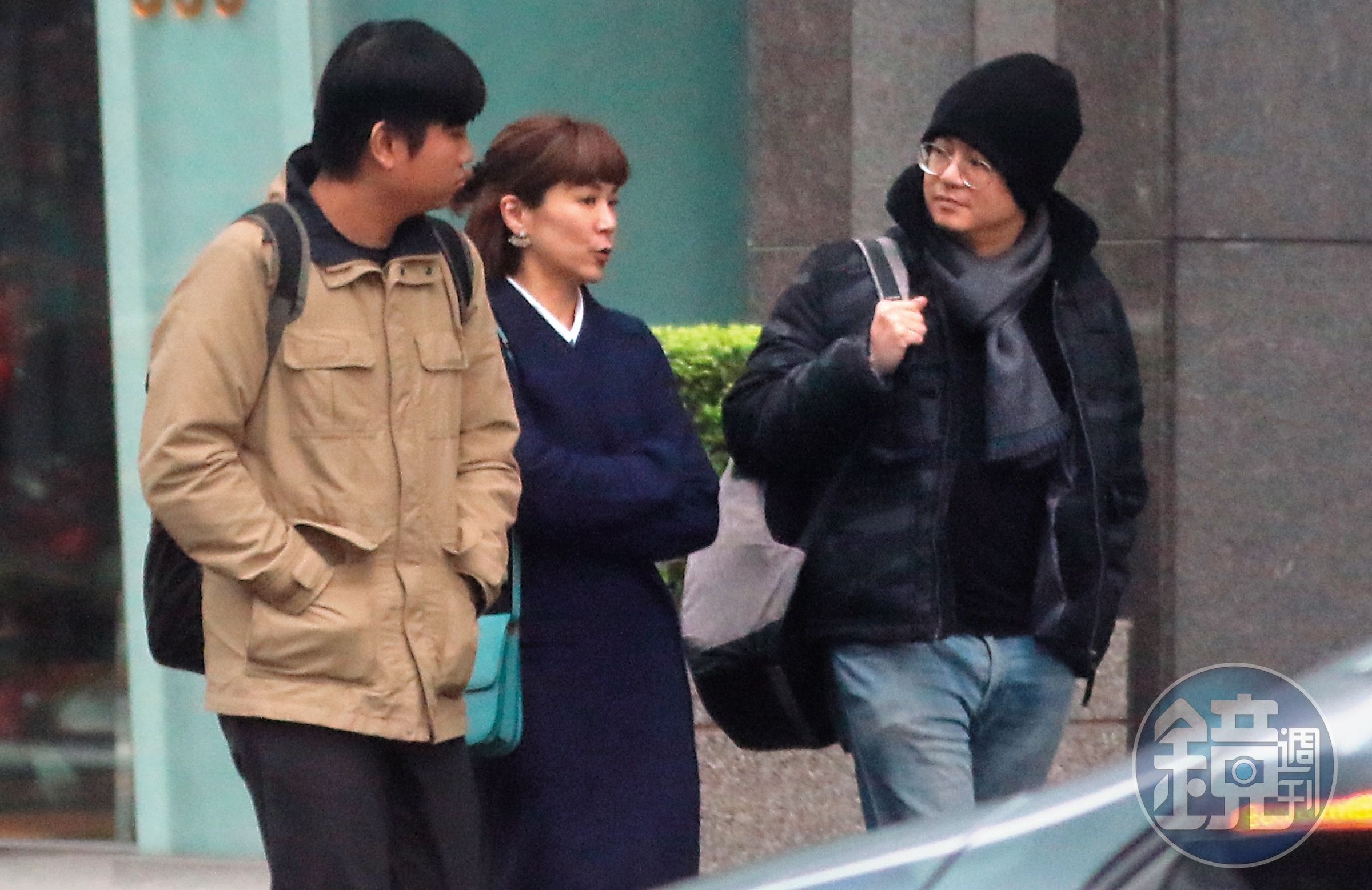 雖然陸元琪為母則強，本刊最近接獲爆料，其實小男友已經向她求婚，就是去接她、照片右邊的毛帽男。