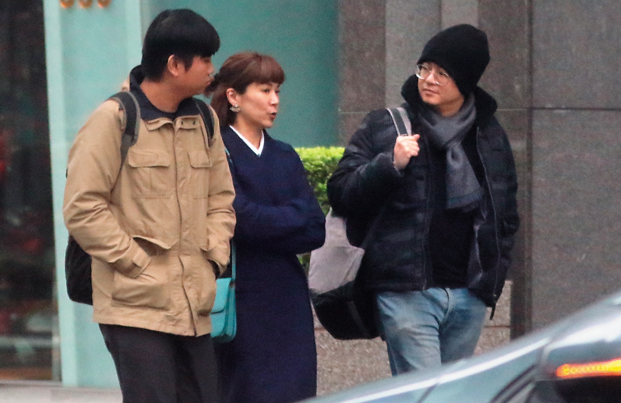 1月21日15：17，雖然為母則強，本刊最近接獲爆料，其實陸元琪的小男友已經向她求婚，就是去接她、照片右邊的毛帽男。