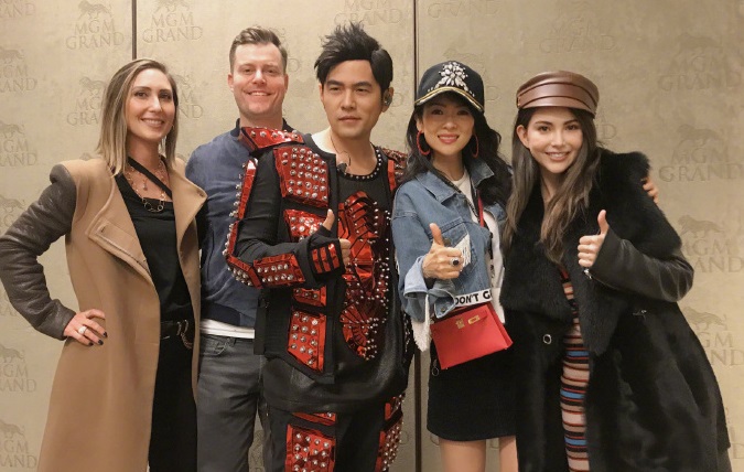 章子怡（右2）和周杰倫（右3）夫妻同框，凍齡美貌完全不輸身旁的昆凌（右1）。（翻攝自稀土部隊微博）