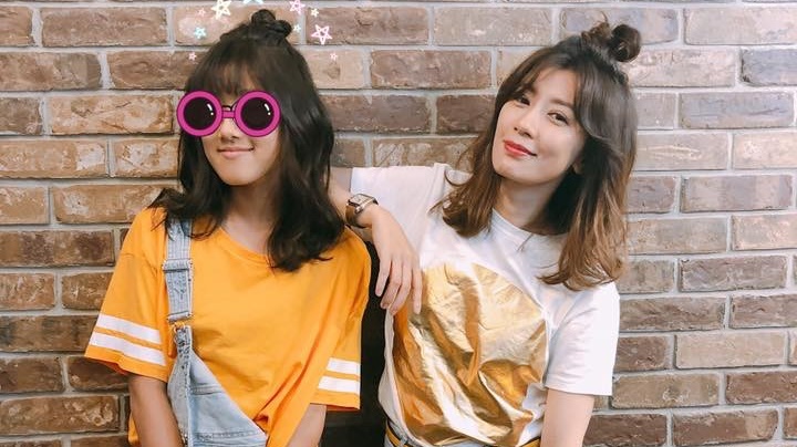 賈靜雯與大女兒梧桐妹外型如同姊妹，母女感情極好。（翻攝自賈靜雯臉書）