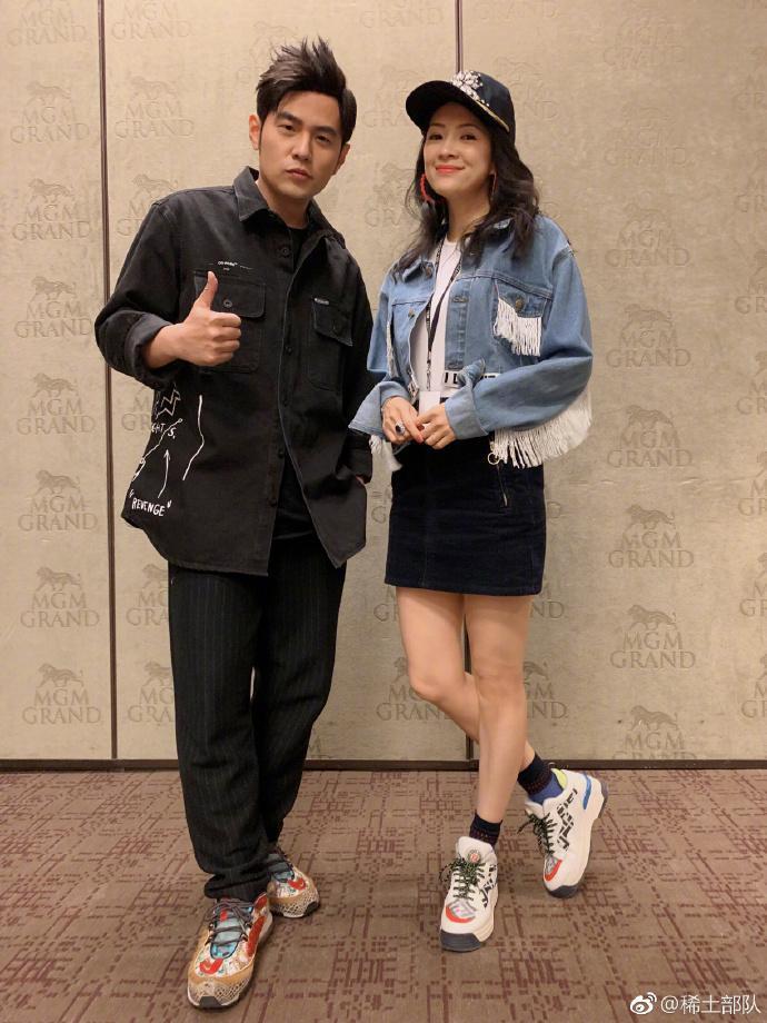 章子怡與周杰倫在演唱會後台合照,40歲的她打扮相當年輕。(翻攝自稀土部隊微博)