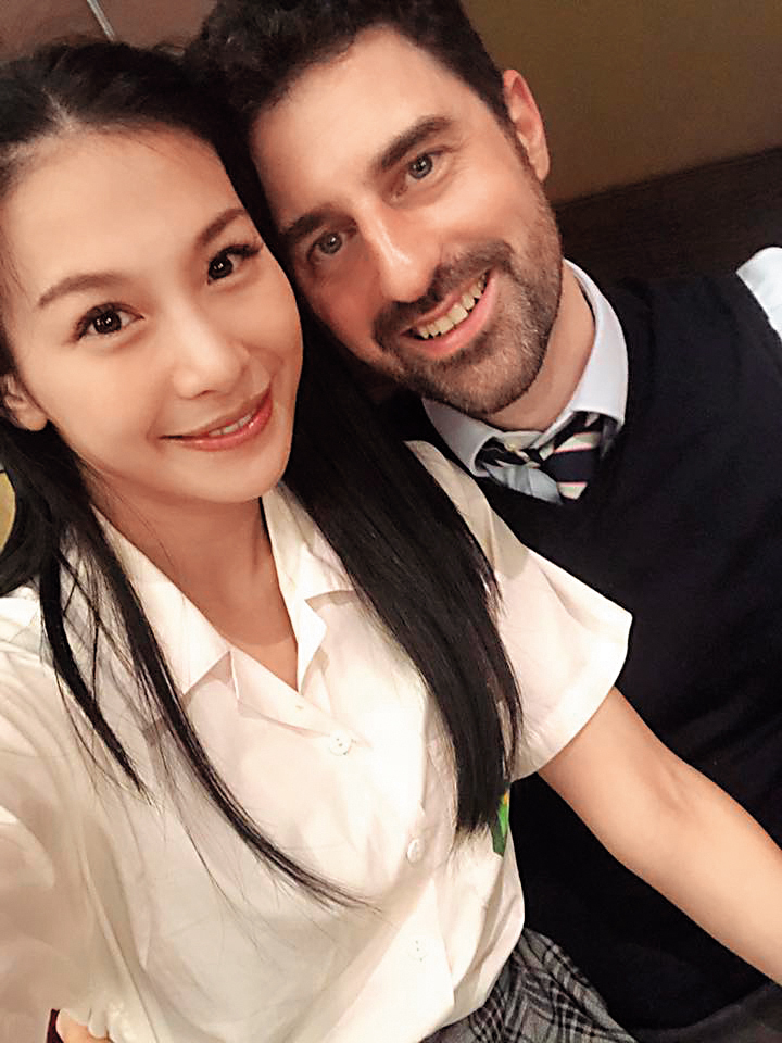 艾莉絲與日籍前夫離婚後,2018年再嫁英籍外交官男友,並生下混血寶寶「威廉弟」。(翻攝自艾莉絲 X IRIS臉書)