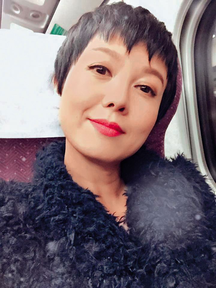 苗可麗的導演前夫長期在大陸拍戲，夫妻間欠缺溝通，感情也極為冷淡，撐了6年還是離婚。（翻攝自苗可麗臉書）