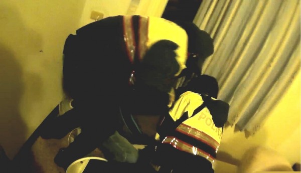 邱姓男子被奪刀後,壓制在地。(警方提供)