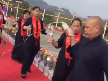 惠嚴法師灑水淨化，過程太過於奇葩引發網友討論。