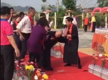 法師承受不住旋轉跳躍的魔力，在紅地毯上吐了。（翻攝自影片）