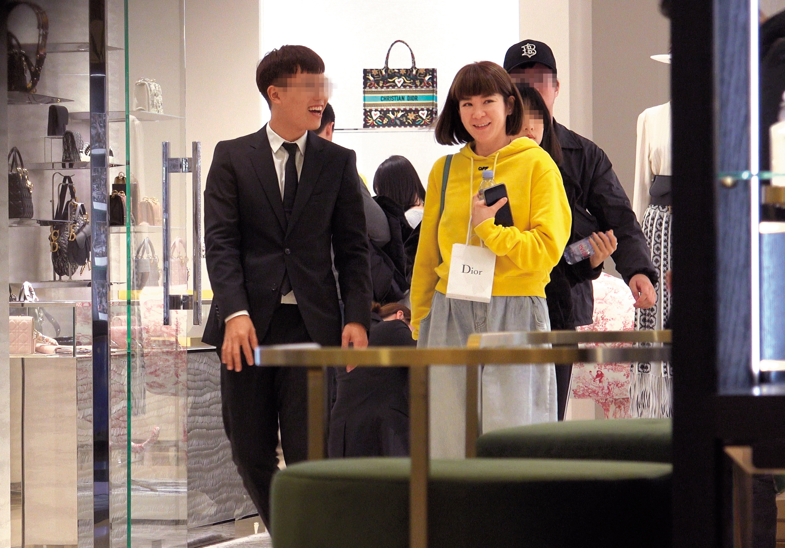 1月20日 20：18，陸元琪走進精品店，可以看出她為了妝扮自己外型的決心。