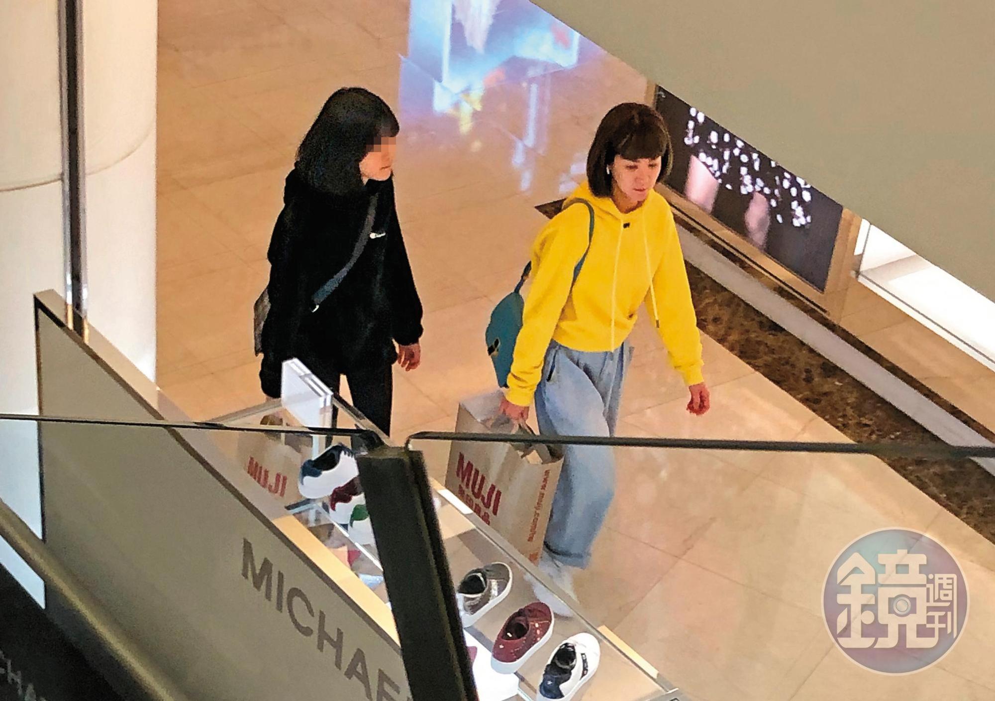 17：04，雖然陸元琪常在節目上喊著還債辛苦，但也不忘逛逛高檔百貨公司。