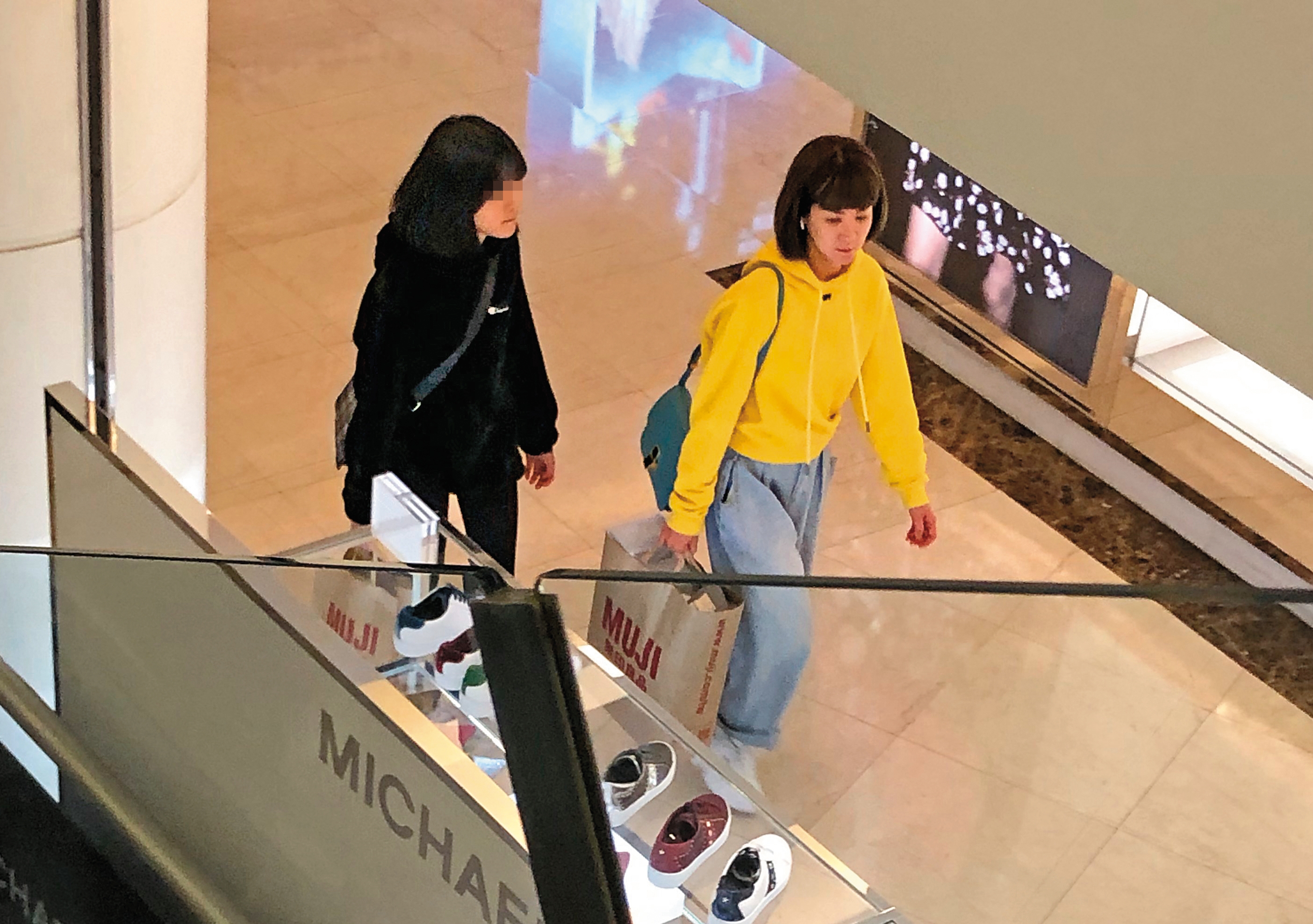 17：04，雖然陸元琪常在節目上喊著還債辛苦，但也不忘逛逛高檔百貨公司。