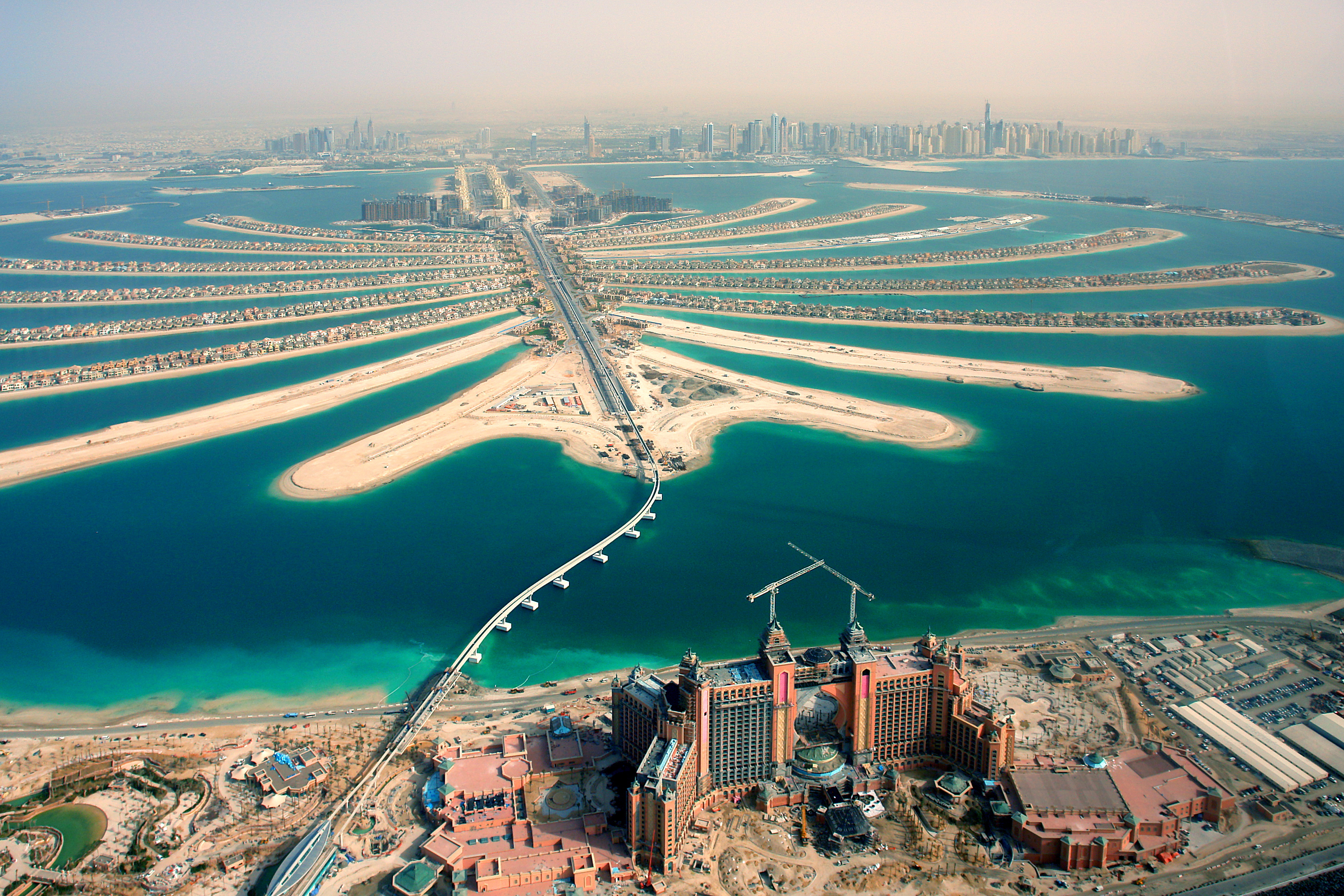 杜拜的人工島和頂級的遊樂購物設施聞名於世。（東方IC）