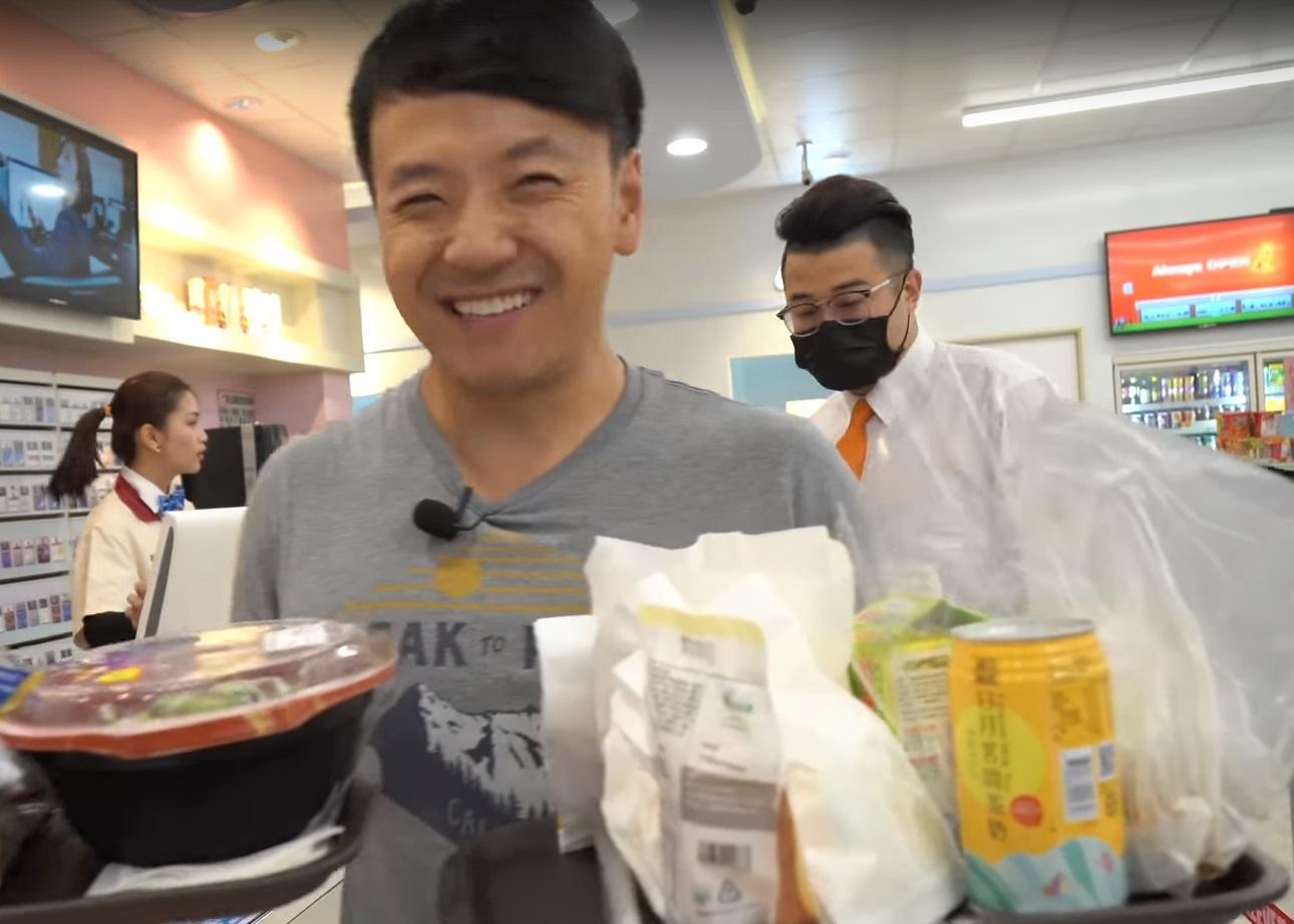 美國Youtuber「Mike Chen」對台灣的7-ELEVEn讚不絕口。(翻攝自Strictly Dumpling頻道)