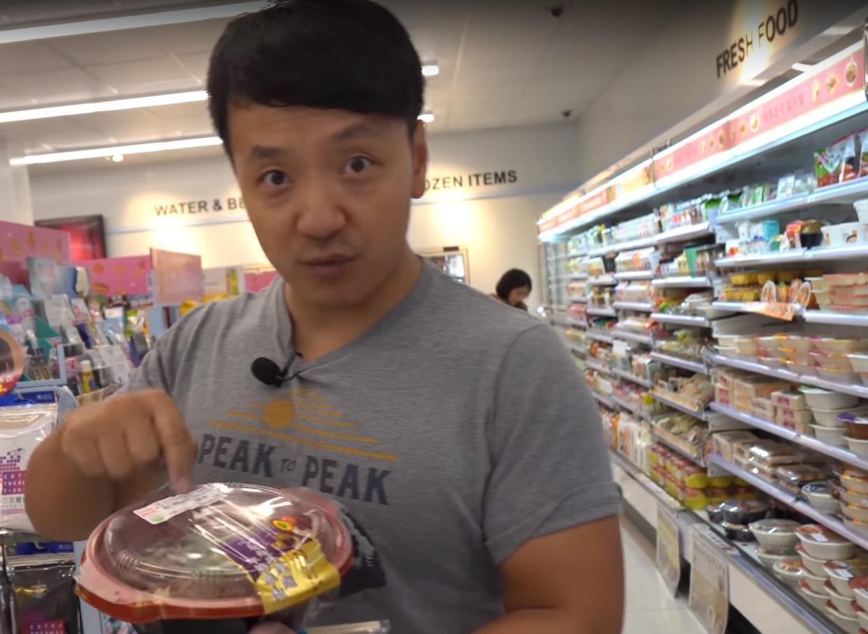 Mike表示他心目中第一名是牛肉麵和包子。(翻攝自Strictly Dumpling頻道)