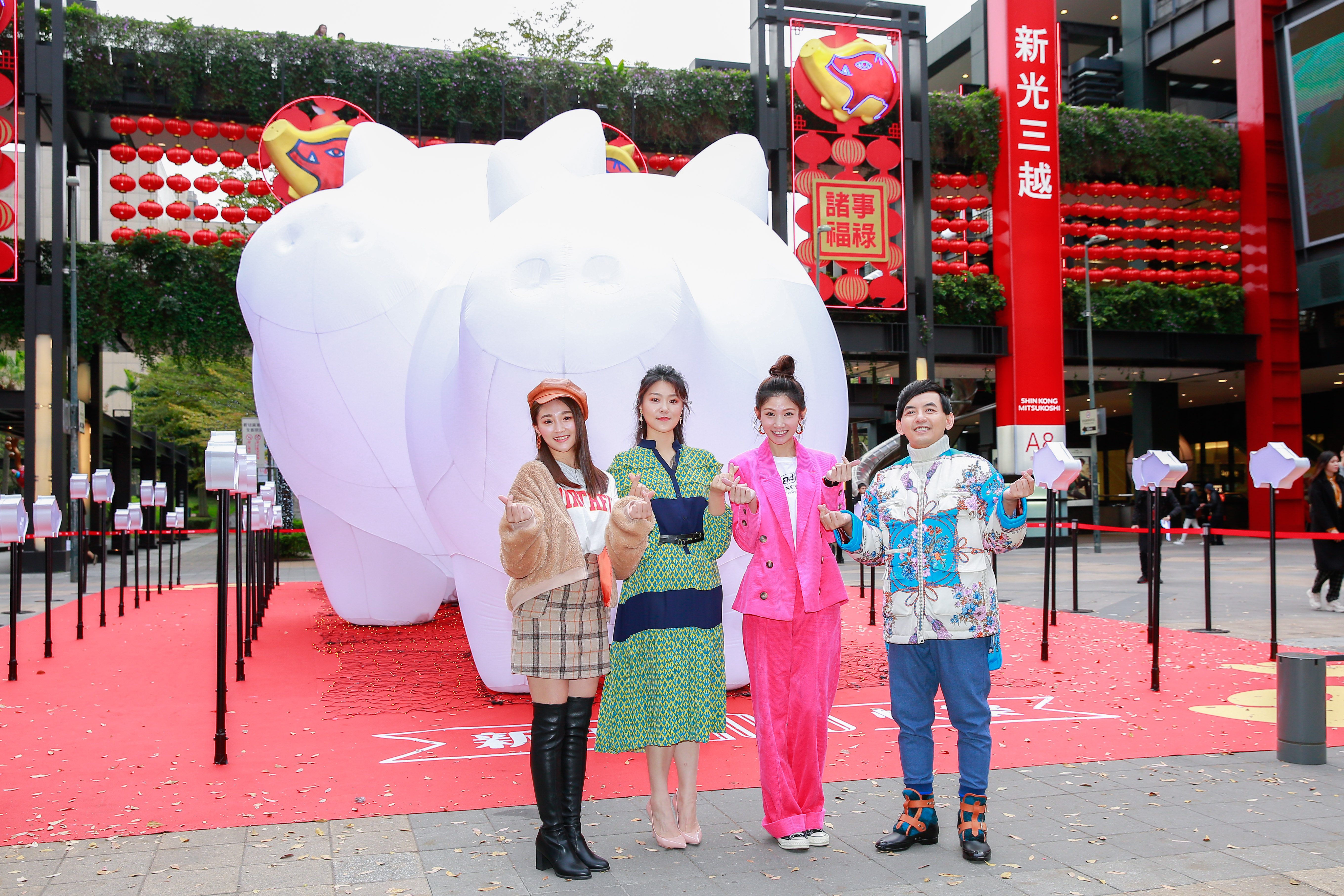 張文綺（左起）、曹雅雯及李千那現身點燈儀式力挺黃子佼。