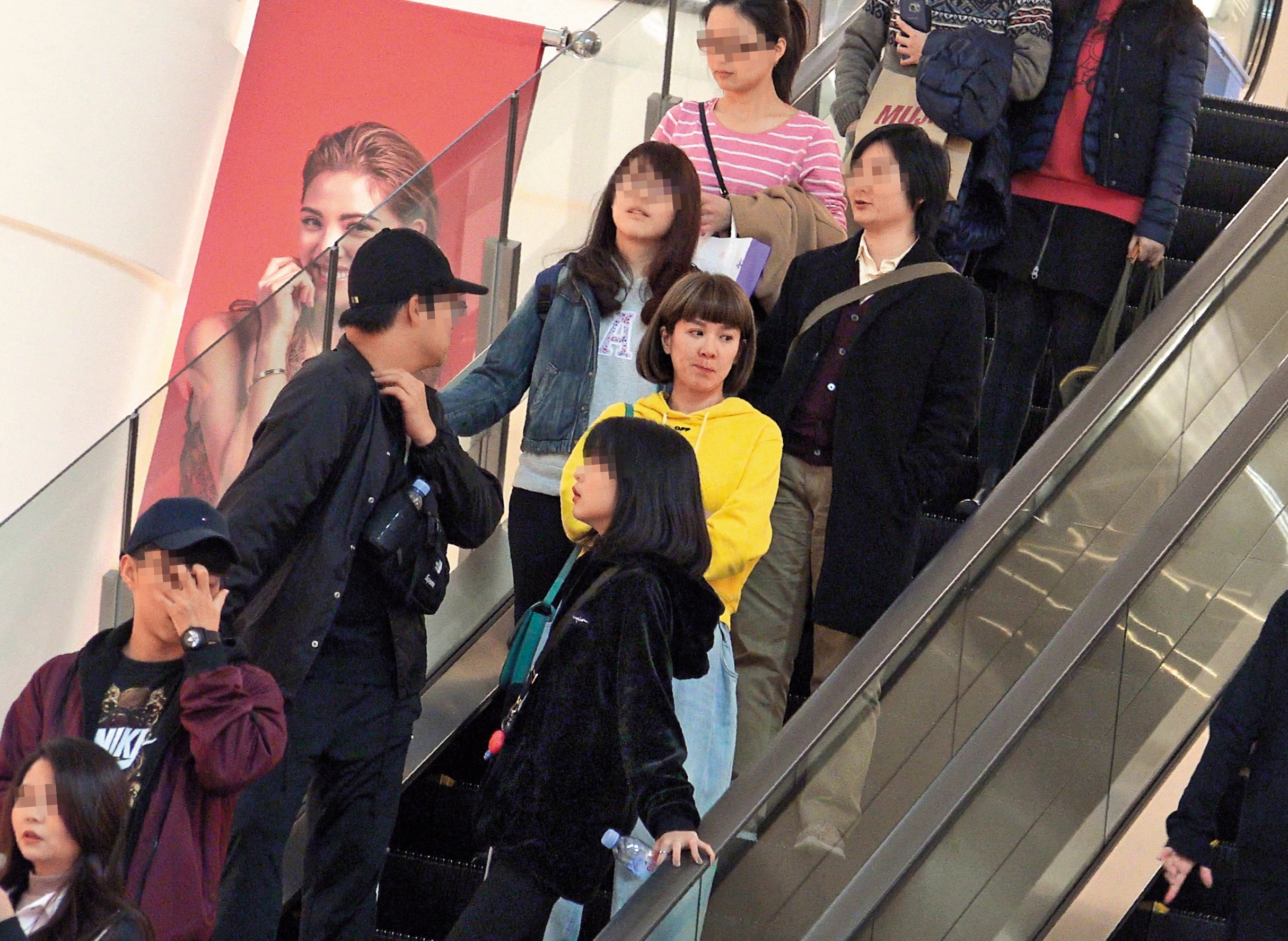 居高臨下的陸元琪頗有星味，可見得她最近勤跑通告、擔任購物網紅培養出來的藝人氣場。