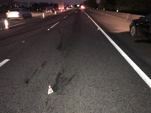 韓男下車查看車況，慘遭連續撞擊當場死亡，現場血跡斑斑。（國道警察提供）